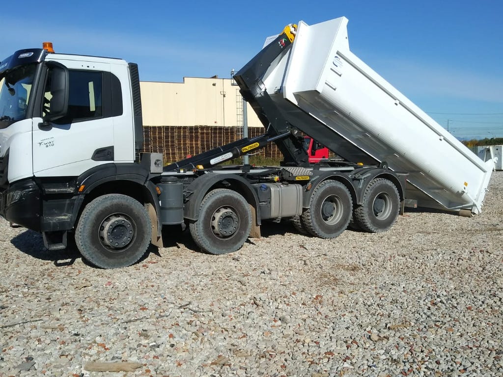 Camion per trasporto rifiuti